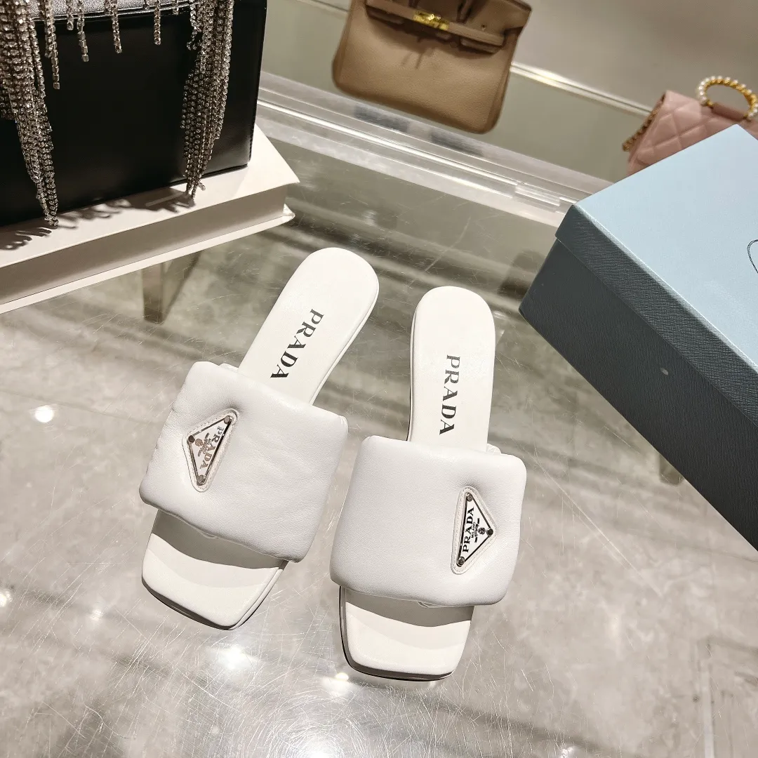 👟👟Ex-factory price 460👟👟 New hot model 🔥 🔥 🔥 4046SS Prada mid-heeled slippers. PRADA top version, original last, one-to-one zero-distance creation! Use the best materials to create the best shoes! Fabric: Imported sheepskin fabric Lining: Imported sheepskin lining Outsole: Really big Italian leather sole! Heel height: 6.5cm Size: 35-39